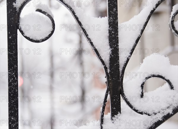USA, New York State, Brooklyn, Williamsburg, railing covered with snow. Photo: Jamie Grill Photography