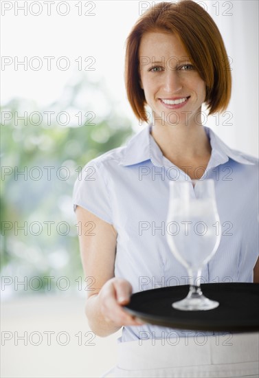 Waitress holding tray with glass. Photo : Jamie Grill Photography