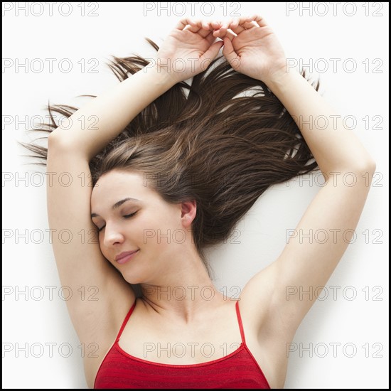 Young woman lying on back. Photo : Mike Kemp