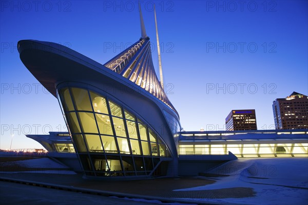 USA, Wisconsin, Milwaukee Art Museum at dusk. Photo: Henryk Sadura