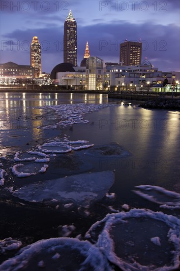 USA, Ohio, Cleveland skyline across frozen lake at sunrise. Photo : Henryk Sadura