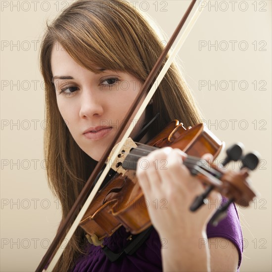 Young woman playing violin. Photo : Mike Kemp