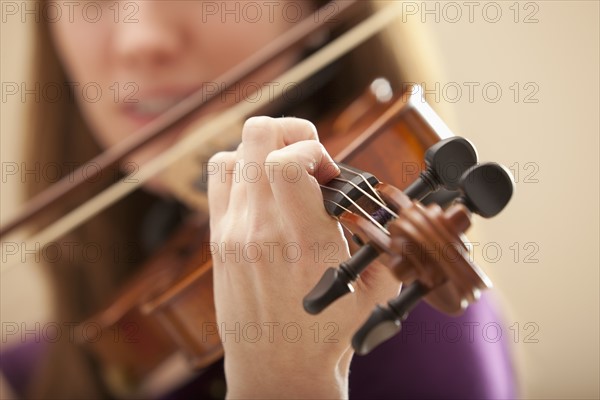 Young woman playing violin. Photo : Mike Kemp