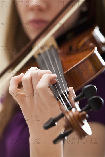 Young woman playing violin. Photo : Mike Kemp