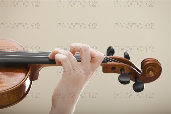 Young woman playing violin. Photo : Mike Kemp