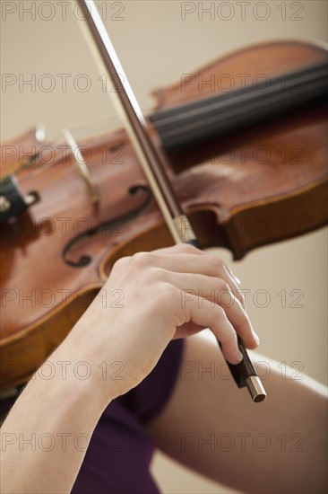 Young woman playing violin. Photo : Mike Kemp