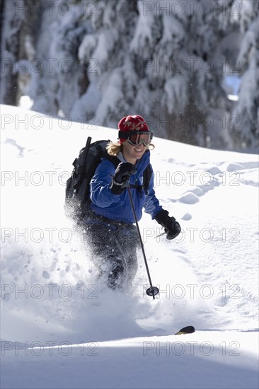 USA, California, Lake Tahoe, Mid adult woman skiing. Photo : Noah Clayton