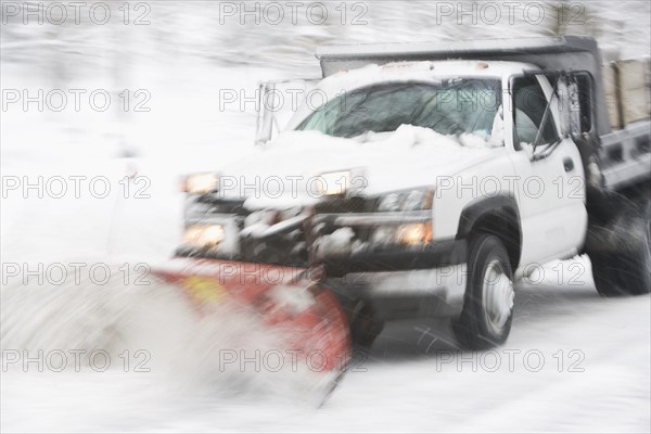 USA, New York City, snowplowing truck. Photo: fotog