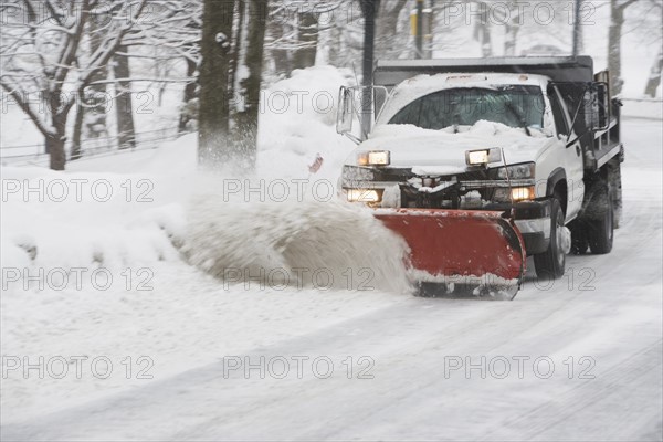 USA, New York City, snowplowing truck. Photo: fotog