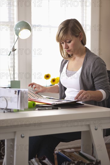 Woman working in office. Photo : DreamPictures