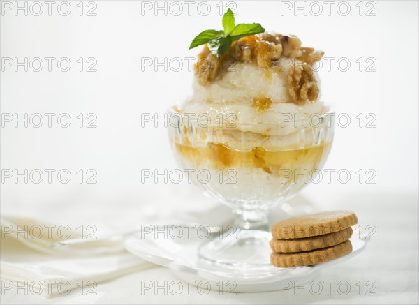 Close up of sundae and cookies.