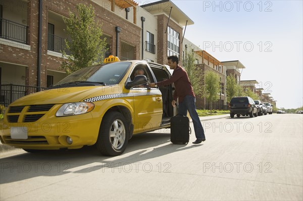 USA, Texas, Dallas, Man alighting from taxi. Photo : DreamPictures