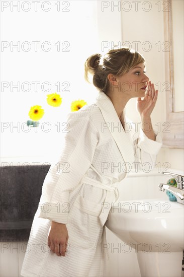 Mid adult woman during morning toilet. Photo : DreamPictures