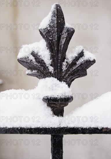 USA, New York State, Brooklyn, Williamsburg, railing covered with snow. Photo: Jamie Grill Photography