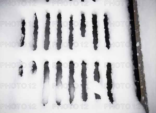 USA, New York State, Brooklyn, Williamsburg, snow covered sewer grate. Photo : Jamie Grill Photography