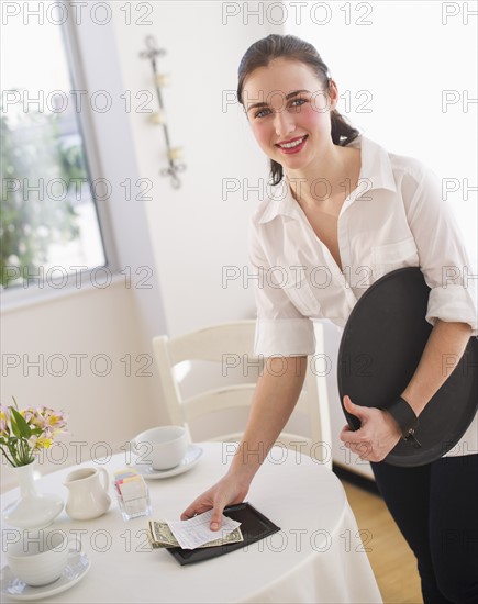 Waitress collecting bills. Photo: Daniel Grill