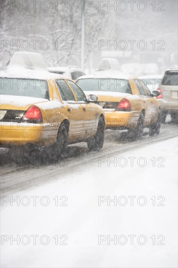 USA, New York City, yellow cabs on snowy street. Photo : fotog