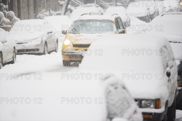 USA, New York City, street with cars covered with snow. Photo : fotog