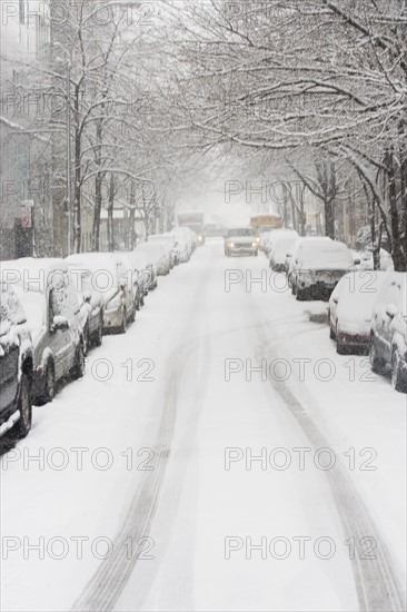 USA, New York City, snowy street with rows of parked cars. Photo : fotog