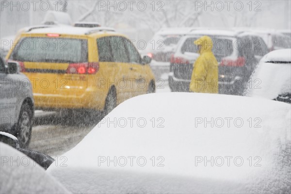 USA, New York City, city traffic in snowstorm. Photo: fotog