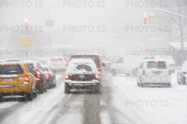 USA, New York City, city traffic in snowstorm. Photo : fotog