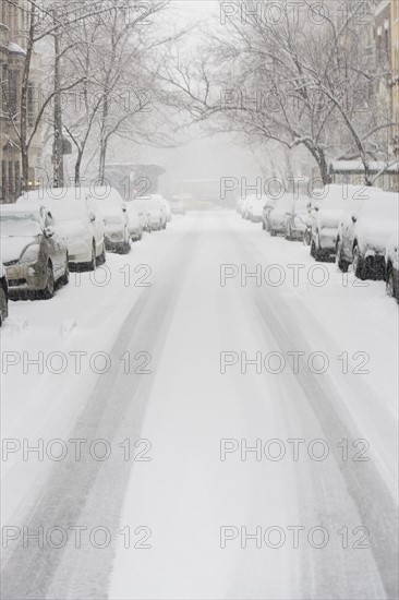 USA, New York City, snowy street with rows of parked cars. Photo : fotog