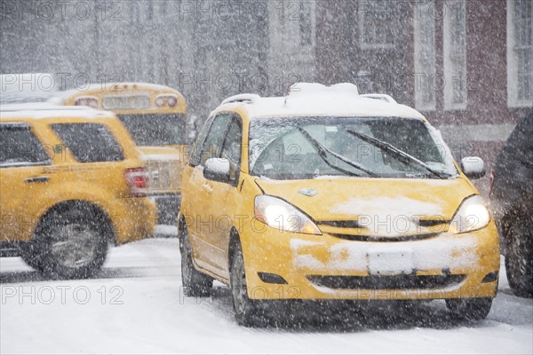 USA, New York City, traffic in blizzard. Photo : fotog