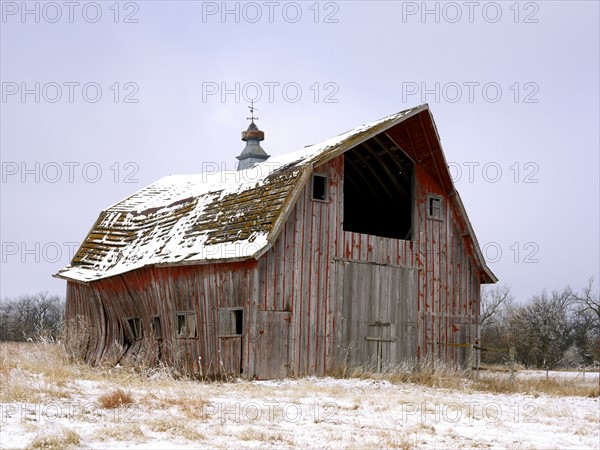 USA, New York State, Farm buildings in snow. Photo: John Kelly