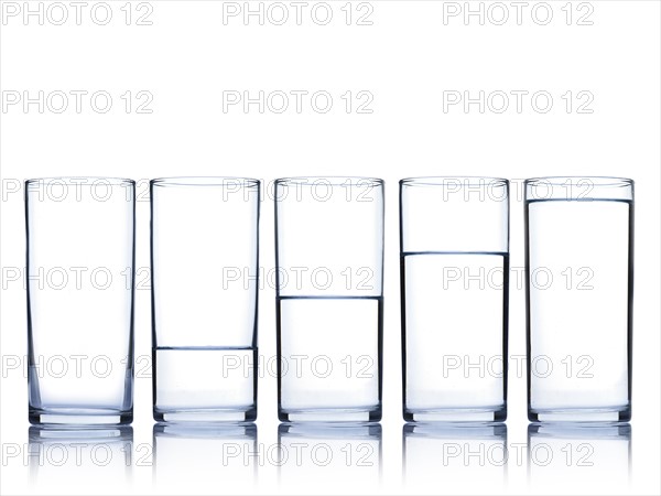 Studio shot of glasses of water in row. Photo : David Arky
