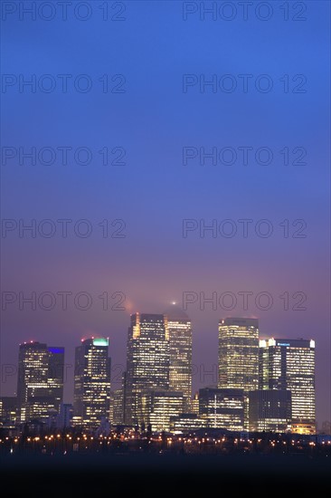 UK, London, Canary Wharf at dusk. Photo : Henryk Sadura