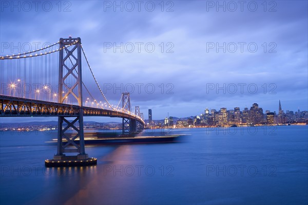 USA, San Francisco, City skyline with Golden Gate Bridge. Photo : Noah Clayton