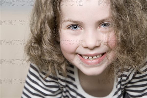 Portrait of happy girl (6-7). Photo : Justin Paget