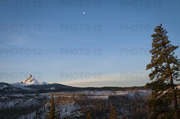 USA, Oregon, Snowcapped Mount Washington. Photo : Gary Weathers