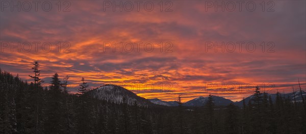 USA, Oregon, Cascade Range at sunset. Photo: Gary Weathers