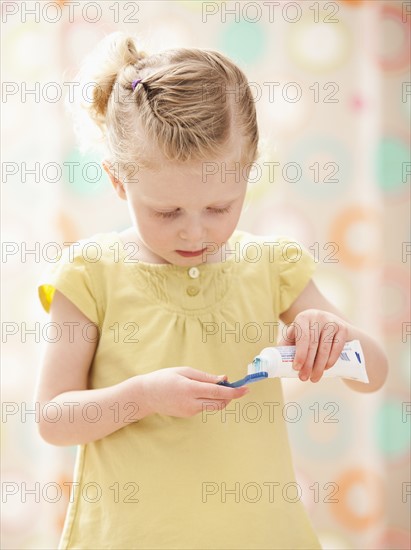 Girl (2-3) brushing teeth. Photo : Mike Kemp