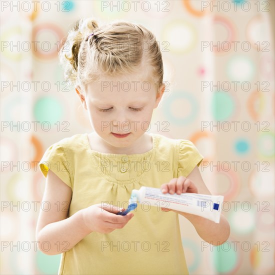 Girl (2-3) brushing teeth. Photo : Mike Kemp