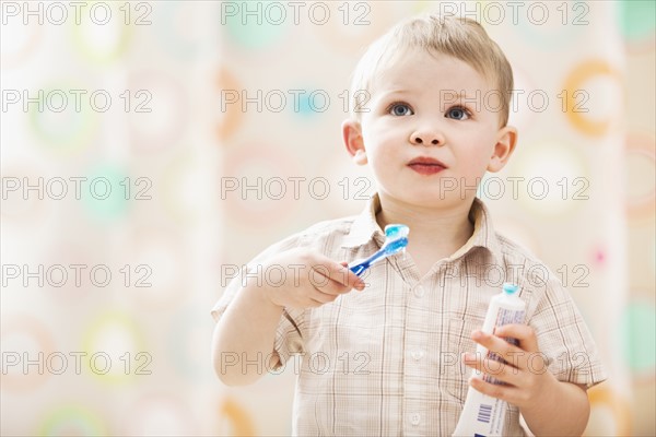 Boy (2-3) brushing teeth. Photo : Mike Kemp