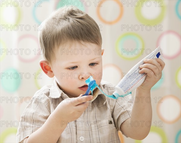 Boy (2-3) brushing teeth. Photo : Mike Kemp