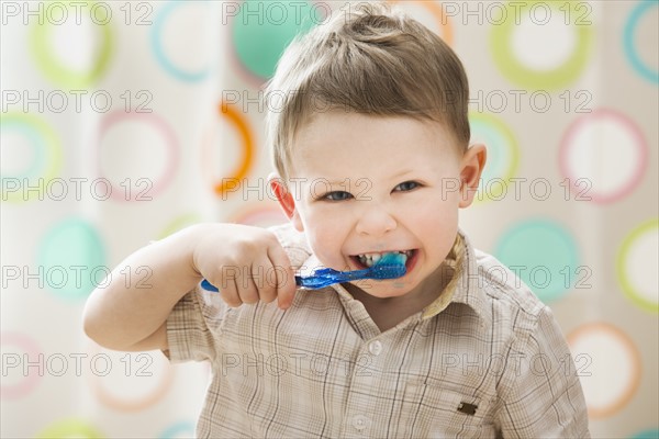 Boy (2-3) brushing teeth. Photo : Mike Kemp