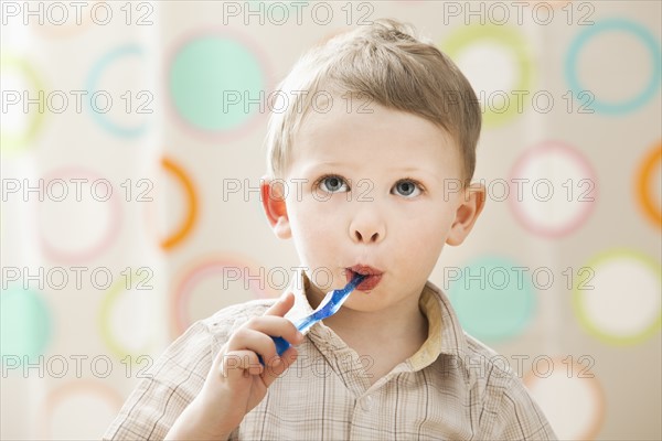 Boy (2-3) brushing teeth. Photo : Mike Kemp