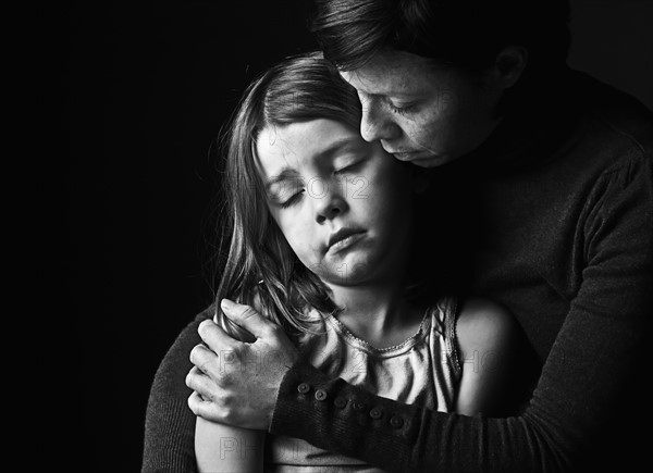 Mother and daughter (6-7) embracing. Photo : Justin Paget