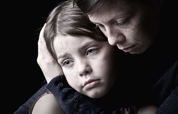 Mother and daughter (6-7) embracing. Photo : Justin Paget