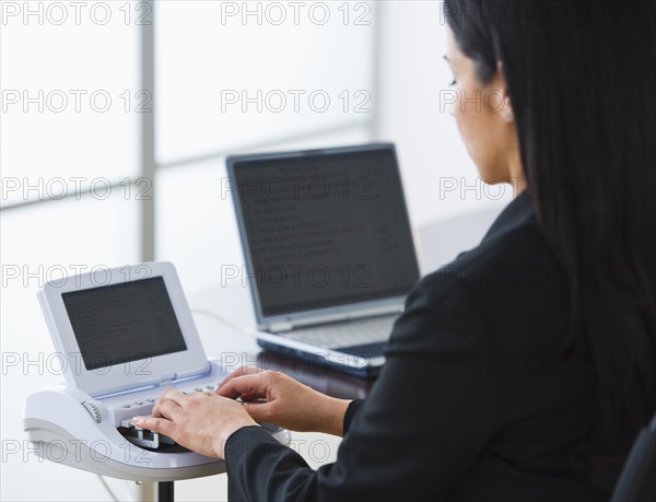 Court stenographer using stenograph machine. Photo : Daniel Grill