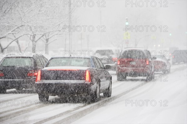 USA, New York City, traffic in blizzard. Photo: fotog