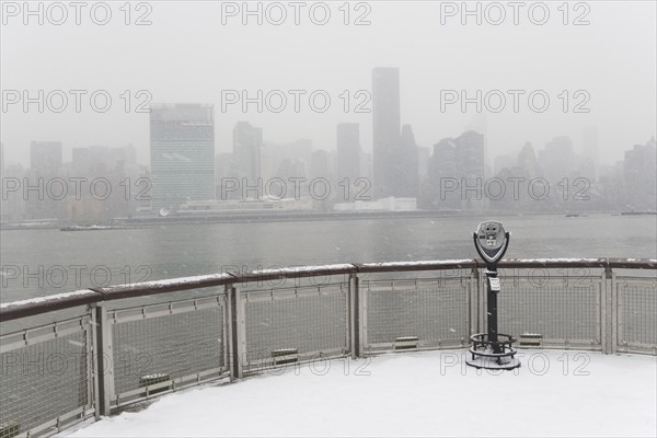 USA, New York City, coin operated binoculars overlooking foggy Manhattan. Photo : fotog