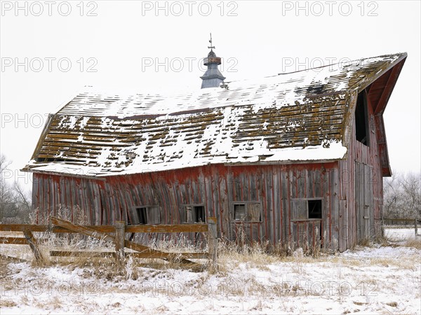 USA, New York State, Old wooden barn in snow. Photo: John Kelly