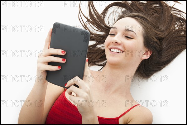 Young woman using electronic organizer. Photo: Mike Kemp