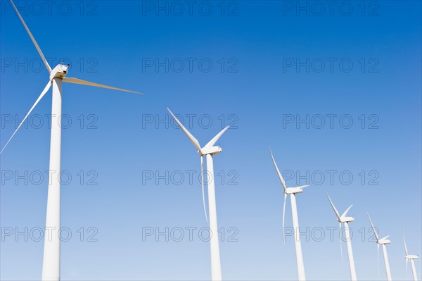 USA, California, Palm Springs, Coachella Valley, San Gorgonio Pass, Wind turbines against blue sky. Photo : Jamie Grill Photography