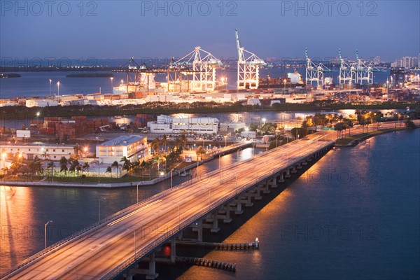 USA, Florida, Miami, Commercial dock at dusk. Photo : fotog