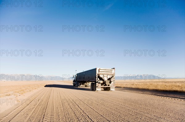 USA, Colorado, truck on dirt road. Photo : Maisie Paterson